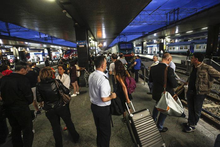 Roma, guasto elettrico alla stazione Termini: treni fermi per ore