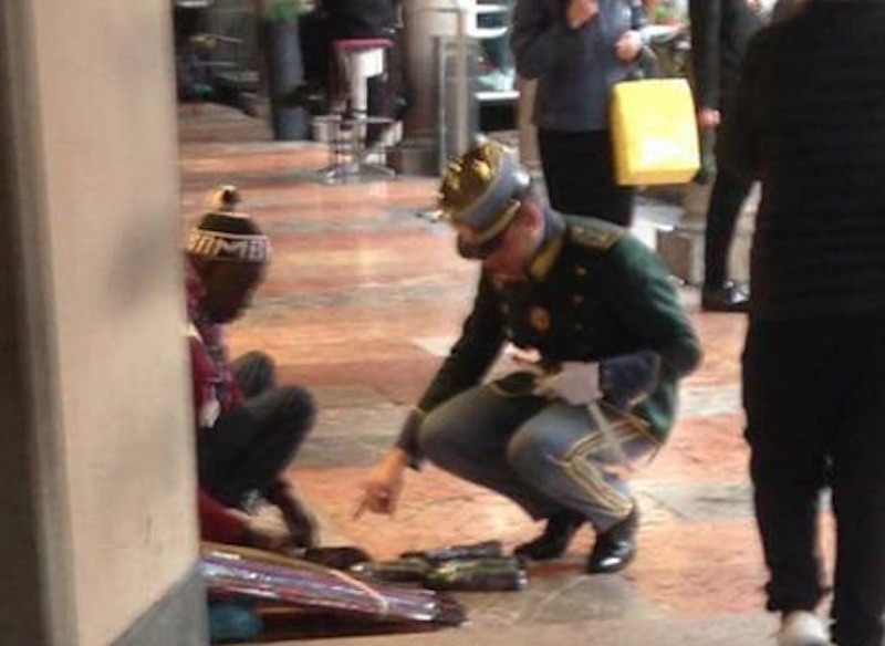 Bergamo, la foto del cadetto della Gdf col venditore abusivo. Sta comprando?01