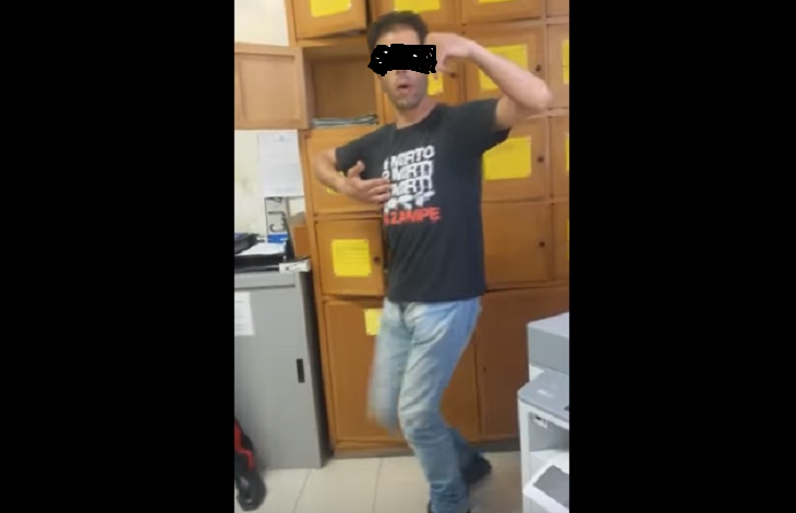 Ubriaco balla in caserma davanti ai carabinieri che ridono