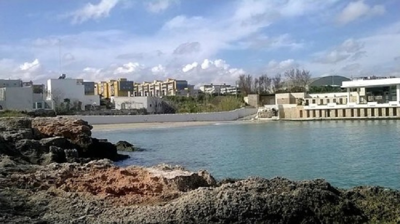 Monopoli, anziano muore annegato in mare: "Spinto da ragazzini durante rapina"