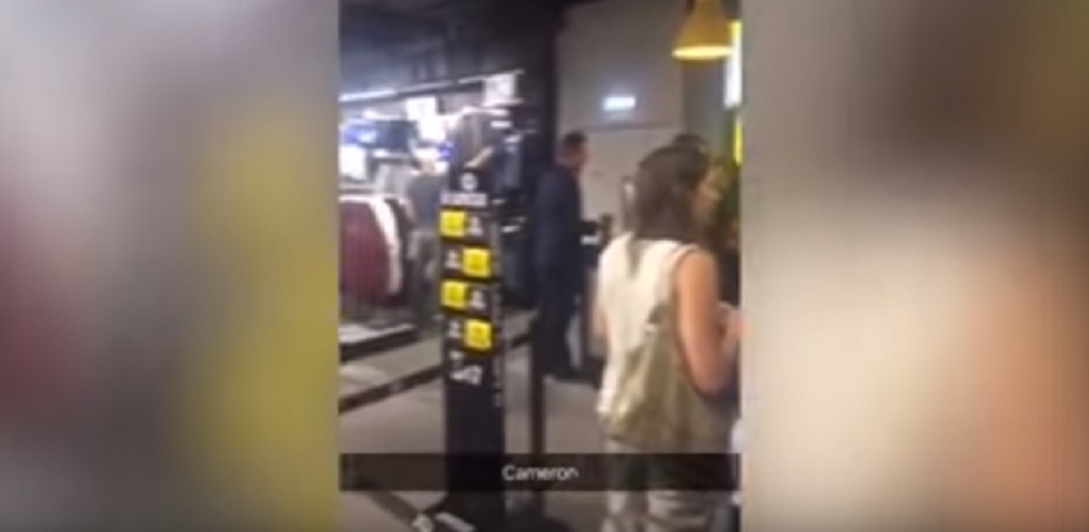 "Lei non sa chi sono io": David Cameron pizzicato mentre salta la fila