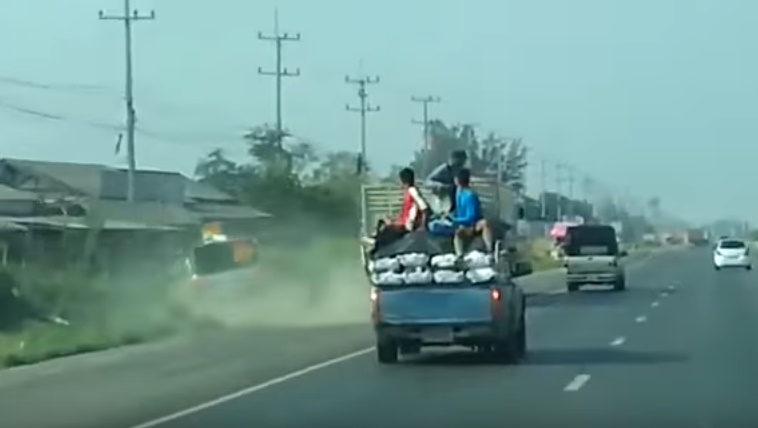 Camion sbanda per strada: pick-up finisce nel fosso