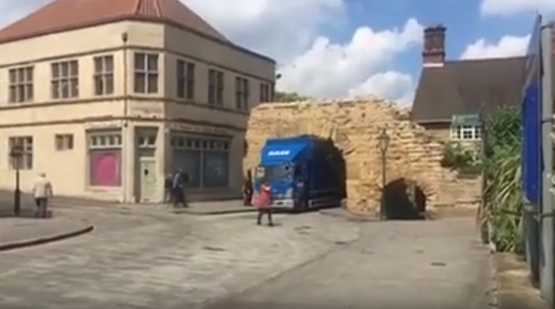 Camion resta bloccato nell'arco romano del 200 d.C.