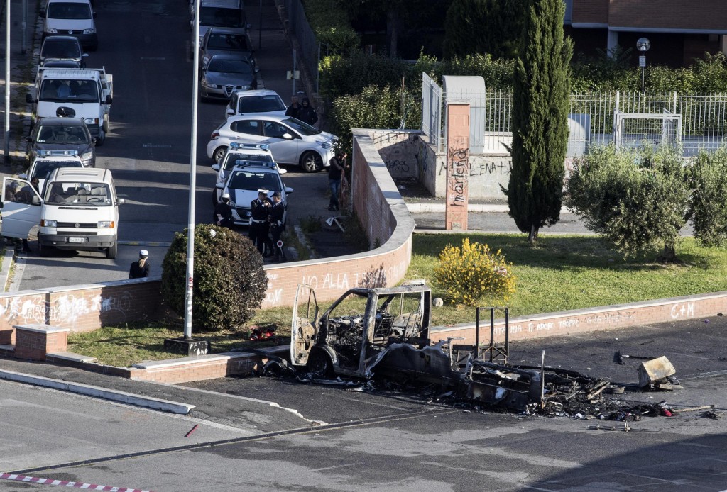 Incendio camper rom a Roma: spuntano volto e nome di chi ha lanciato la molotov