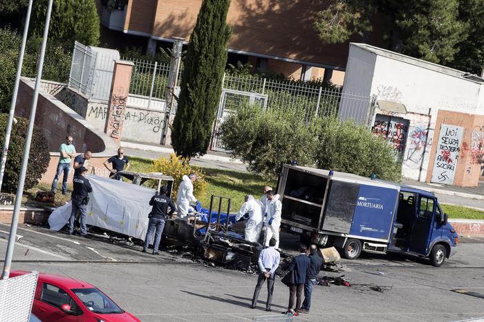 Roma, camper rom: forse gli hanno dato fuoco, su questo si indaga