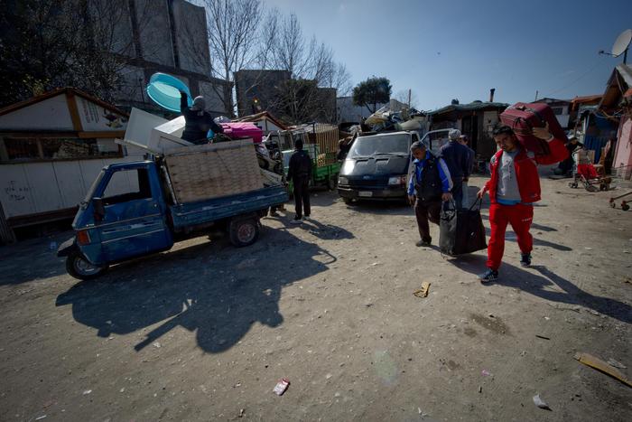 Rimini, comune chiude campo rom e dà case ai nomadi. Salvini protesta