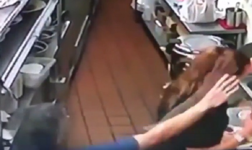 Cameriera presa per i capelli dal cuoco arrabbiato