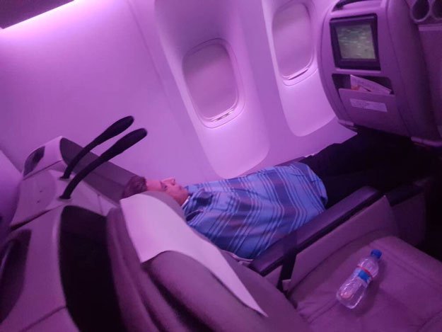 Comandante della Pia Air fa il pisolino in business durante il volo FOTO