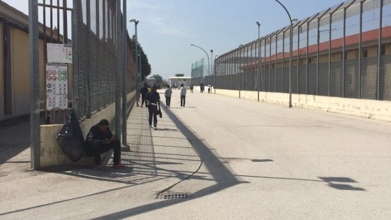 Borgo Mezzanone (Foggia), nordafricano del Cara scippa anziana: abitanti in rivolta