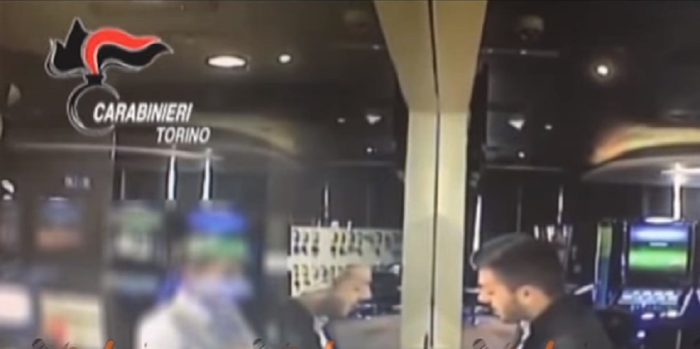 Torino, ruba carte di credito per giocare alle slot