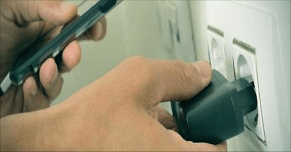 Smartphone, lasci il caricatore attaccato alla presa? Ecco perché è meglio non farlo
