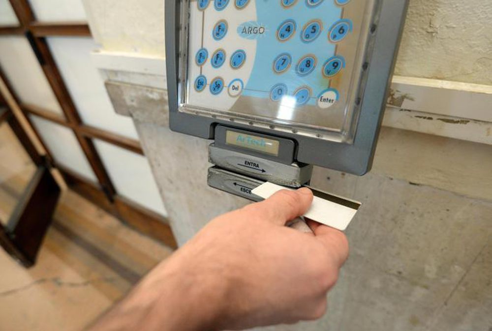 Firenze, timbrava cartellino in Regione Toscana e poi spariva: licenziato per assenteismo