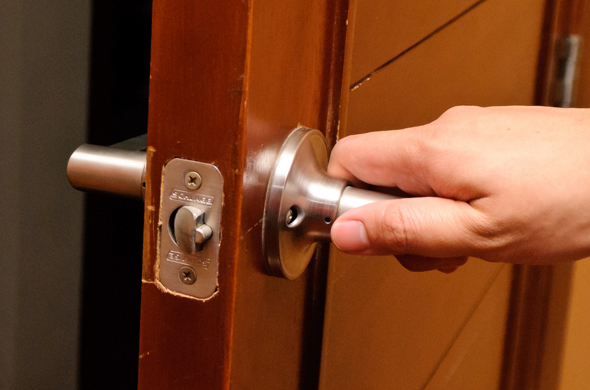 Bologna, trovata morta in casa dopo un mese. Aveva detto che andava in vacanza, ma si è tolta la vita