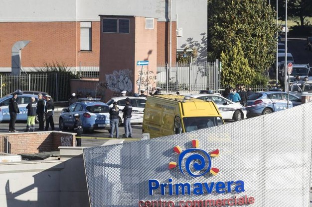 Roma Centocelle, ragazzo morto davanti centro commerciale Primavera: forse suicidio
