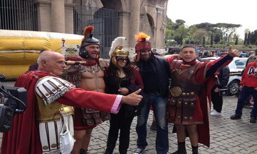 Parla un centurione: "Mai palpato una turista. Anzi, una volta una signora..."