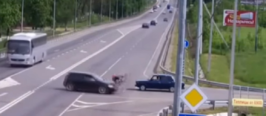 Ciclista russo investito, vola finendo contro un'altra auto