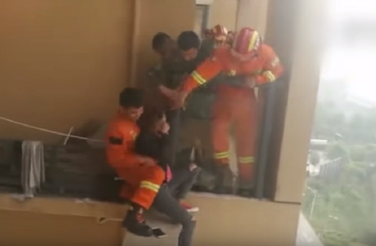 Cina, minaccia di gettarsi nel vuoto: i pompieri la salvano così