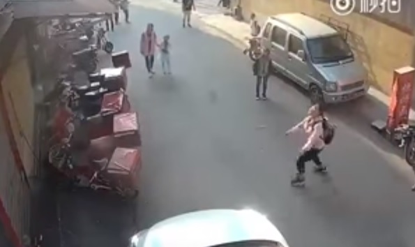 YOUTUBE Bimbo precipita dal balcone, ragazza prova a prenderlo al volo