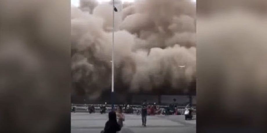 Palazzo demolito senza preavviso: passanti fuggono in preda al panico