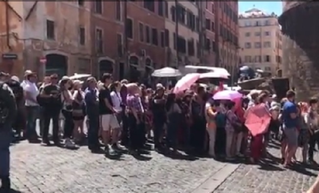 La coda al Pantheon di Roma smentisce Franceschini. I turisti vengono perché...