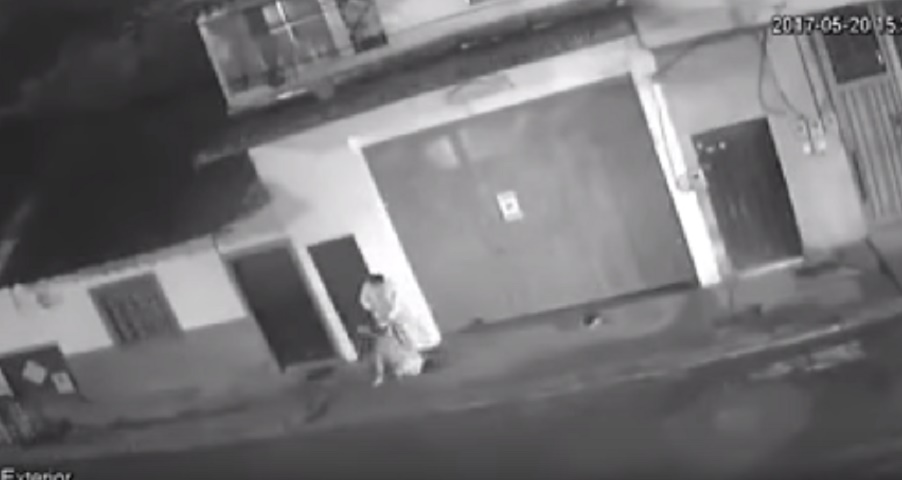 YOUTUBE Picchia la compagnia in strada, passanti la salvano