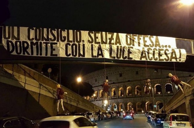 VIDEO Tifosi Lazio con manichini impiccati giocatori Roma e striscione di minacce al Colosseo