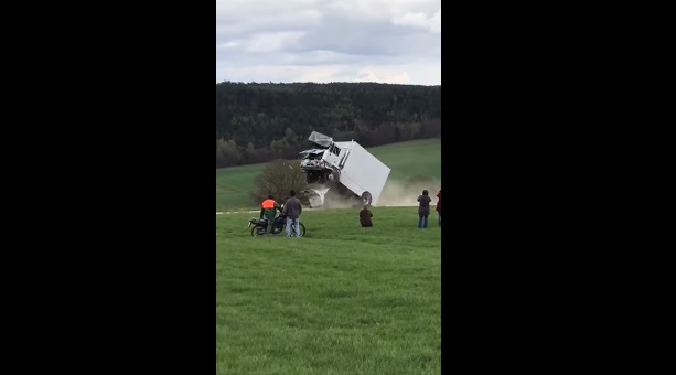 YOUTUBE Crash test delle barriere anti-terrorismo finisce male