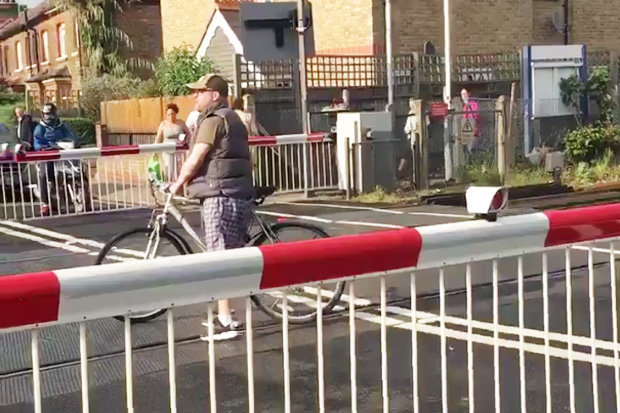 Ciclista prova a passare col passaggio a livello chiuso, il treno...