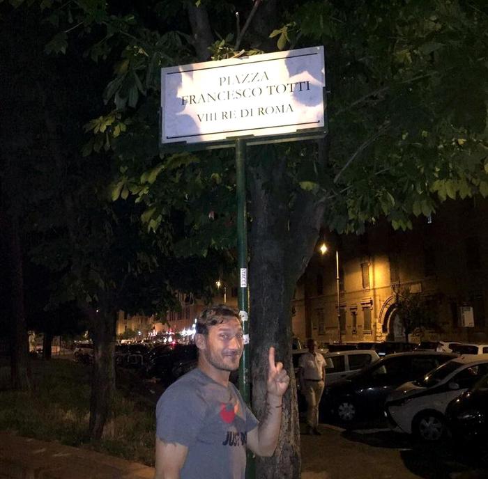 "Piazza Francesco Totti", il capitano della Roma si scatta una foto