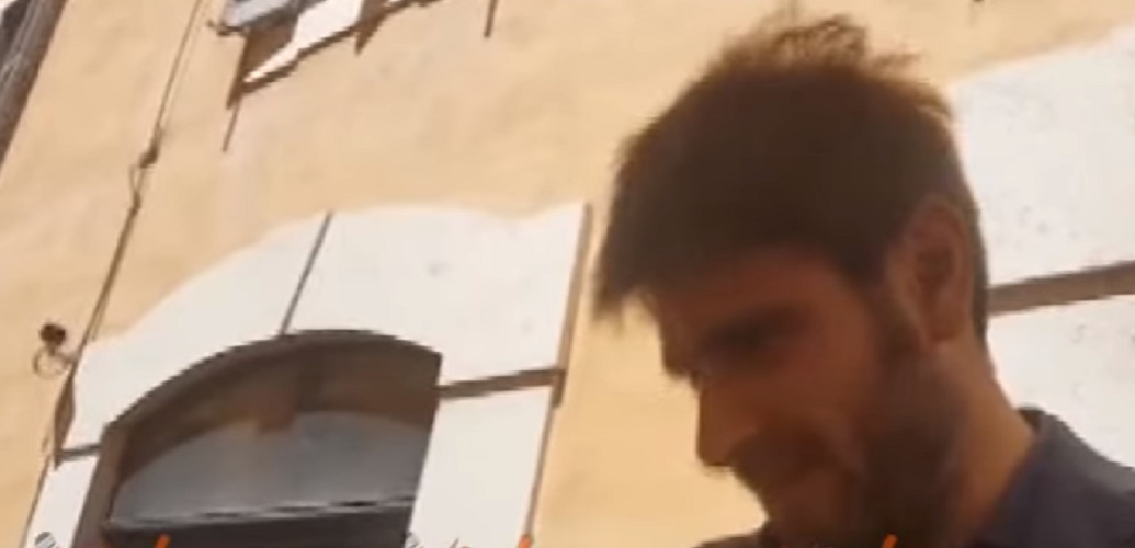 Di Battista parla russo con la turista: "Ora diranno che sono amico di Putin"