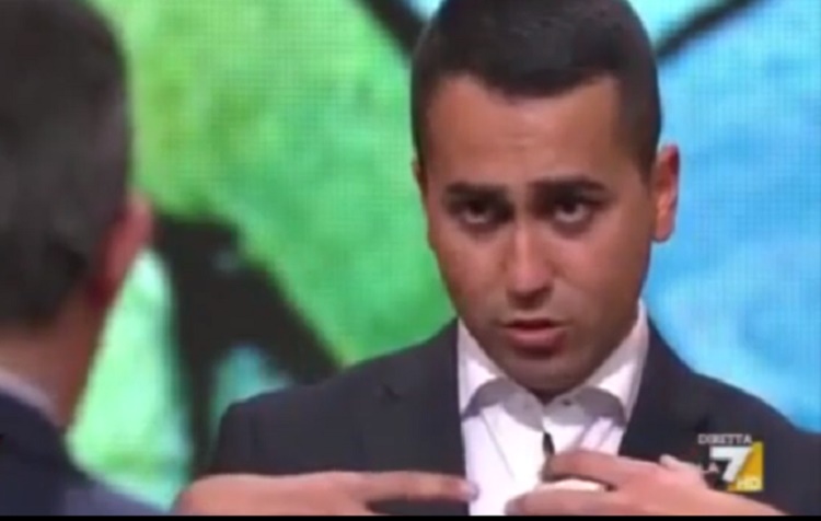 Di Maio: "A Roma solo qualche cassonetto pieno". E il pubblico rumoreggia