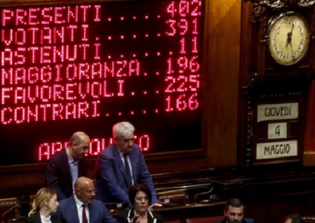 Legittima difesa: Camera approva legge che dà licenza di sparare ai ladri di notte