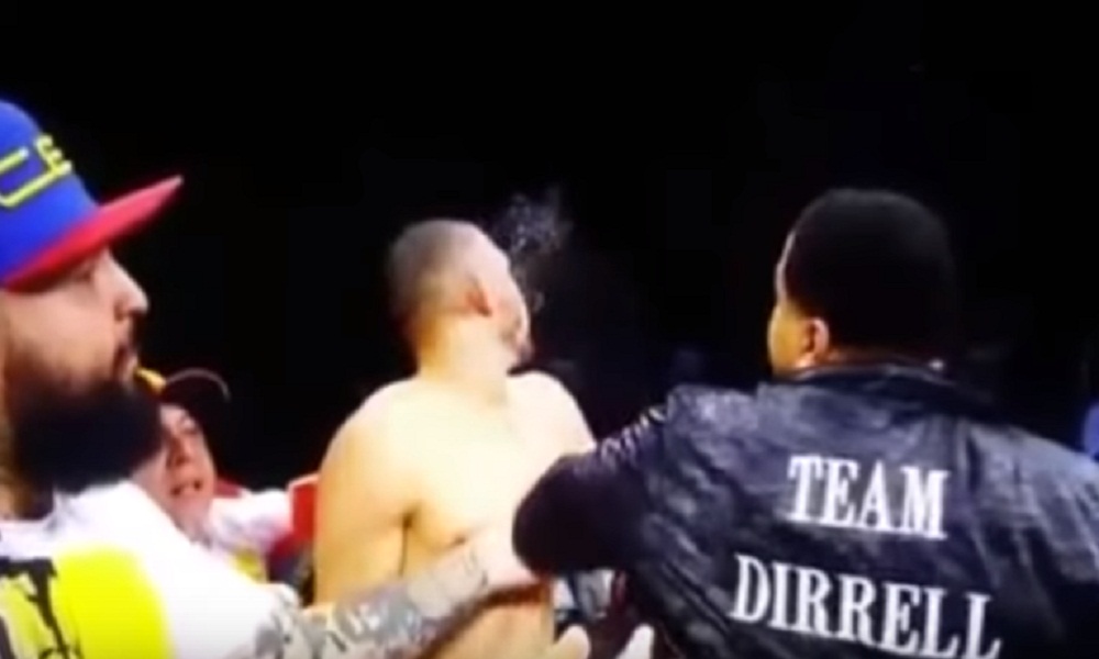 YOUTUBE Lo zio del pugile sale sul ring e picchia l'avversario