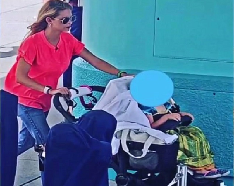 Usa figlia vestita da Frozen per rubare passeggino da 1800 $ al parco Disney FOTO