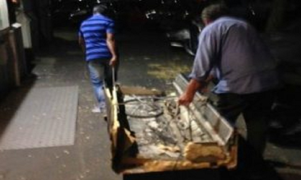 Roma: abbandonano divano per strada, fotografati e costretti a riprenderselo FOTO