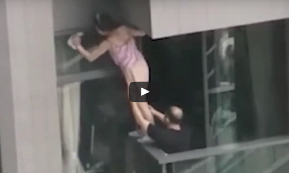 YOUTUBE Si sporge dal settimo piano per lavare i vetri