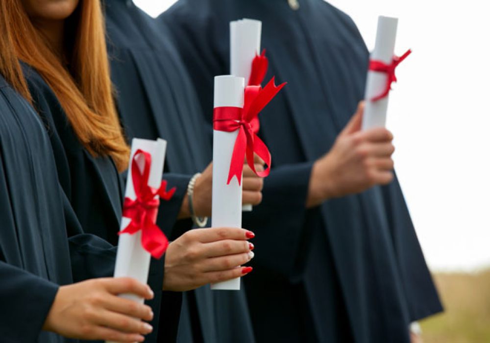 Bruxelles, email dell'università alle studentesse: "Per la laurea gonna e scollatura"Bruxelles, email dell'università alle studentesse: "Per la laurea gonna e scollatura"