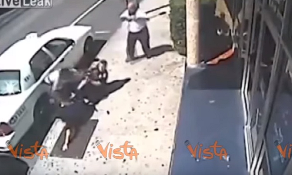 YOUTUBE Due poliziotte rischiano di farsi rubare l'arma da un sospetto, ma i passanti le aiutano