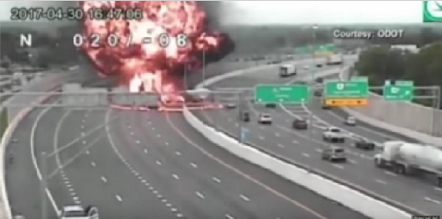 Contromano in autostrada si scontra con tir che trasporta benzina: esplode tutto