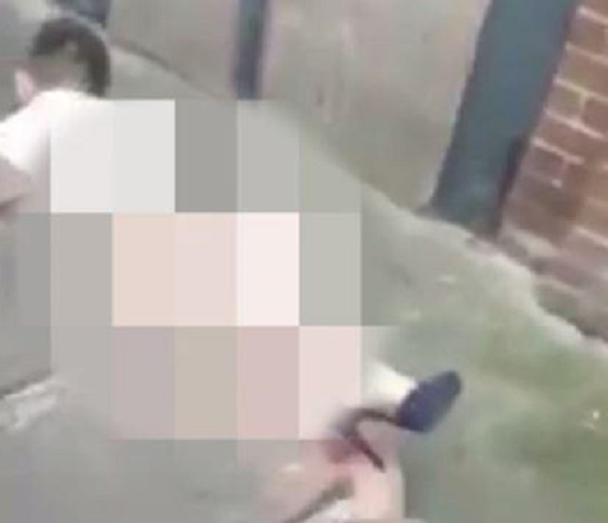 YOUTUBE Coppia ripresa mentre ha un rapporto dietro il muro della chiesa