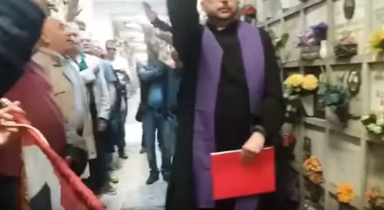 YOUTUBE Saluto romano al Cimitero Maggiore di Milano del "cappellano dei camerati"