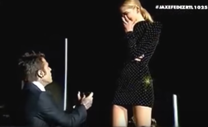 YOUTUBE Fedez durante concerto chiede a Chiara Ferragni di sposarlo