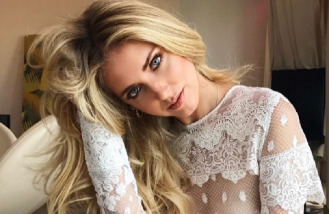 Chiara Ferragni su Instagram: vestito troppo trasparente FOTO
