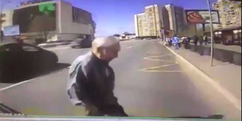 YOUTUBE Anziano attraversa col rosso, filobus lo travolge e uccide