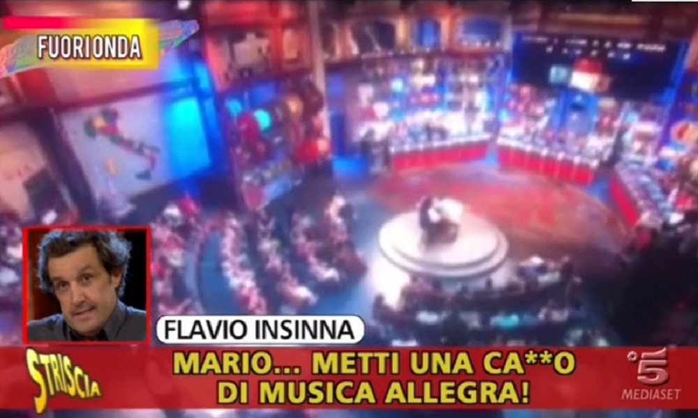 Striscia la notizia, Flavio Insinna e il fuorionda ad Affari Tuoi: “A quella stron**, nana di mer** date un calcio nel basso ventre”