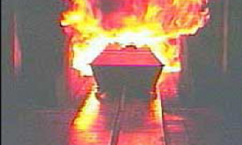 Il corpo da bruciare è troppo grasso, il forno crematorio va a fuoco