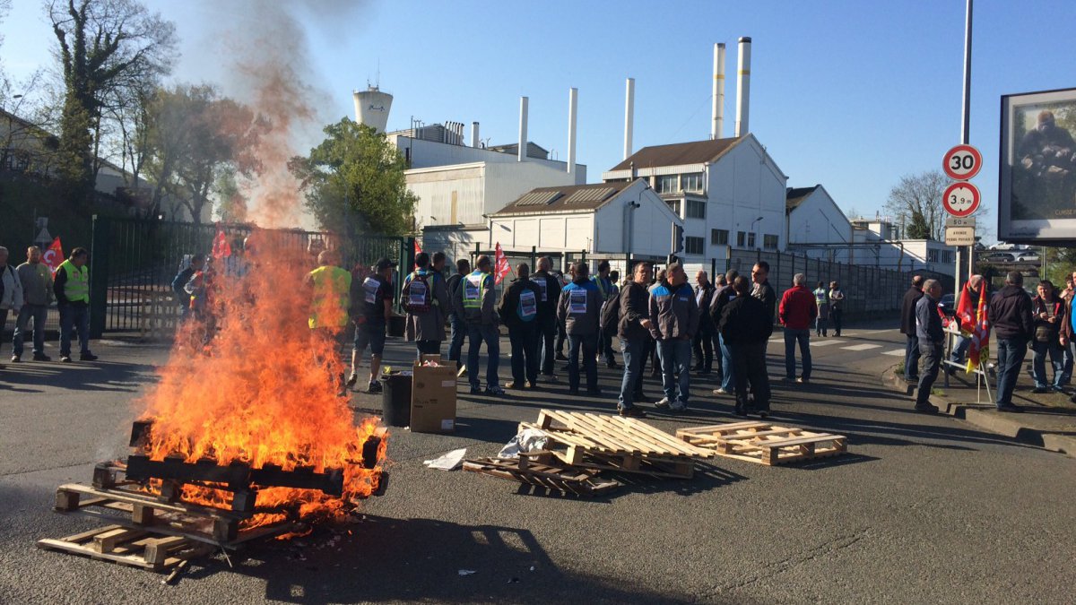 Francia, operai minano fabbrica con bombole di gas