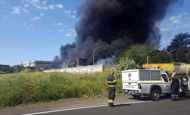 Roma, nube tossica Pontina: outlet rimane aperto, 2 commesse in ospedale