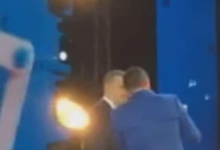 Francesco Gabbani e Florenzi salutano Totti agli Mtv Awards, la piazza....