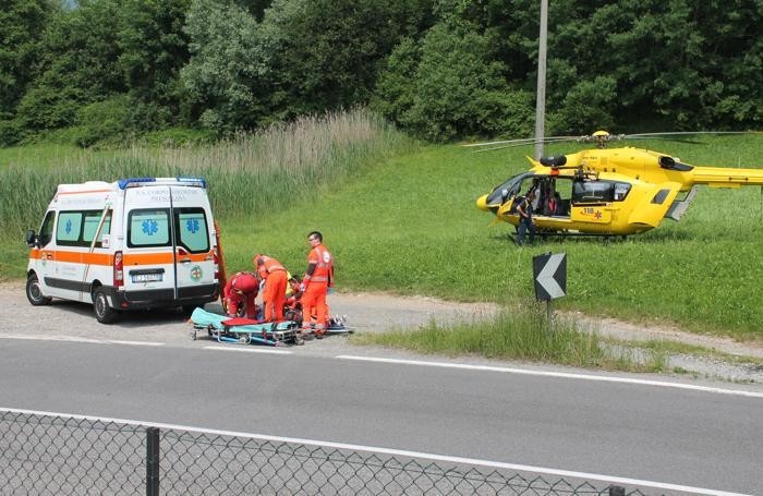 Trento, precipita col parapendio: morta sul colpo. La tragedia sotto gli occhi del marito